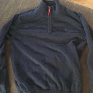 Marqy quarter zip tröja  - Mörkblå marqy tröja med dragkedja, använd ca 3 gånger.