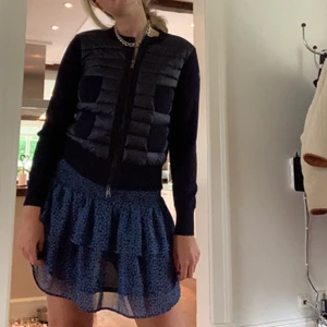 H&m kjol  - Säljer den snygga kjol från h&m barn, använd endast 1 gång storlek 170 men motsvarar en xs-s så fin till ett par boots 💕