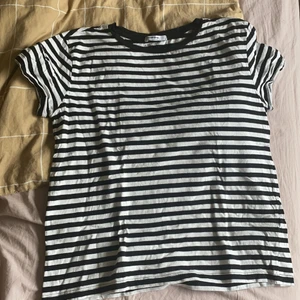 T-shirt från stradivarius - T-shirt från stradivarius❤️liten i storleken❤️ bida i kommentarerna💘