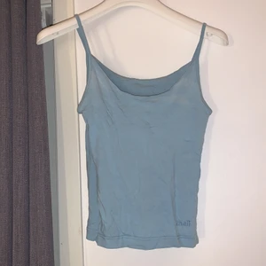 Blått linne i strl S🥰💕 - Jättefint linne med inbyggd bh i!!😍Det står ingen direkt storlek på plagget men skulle säga att det är en S, linnet är dock väldigt töjbart<3🥰💘