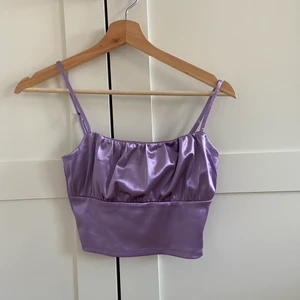 Satintopp  - Jättefin lila croppad satintopp som säljs för att den inte kommit till användning. Har inte använt den en enda gång så den är som nyköpt!