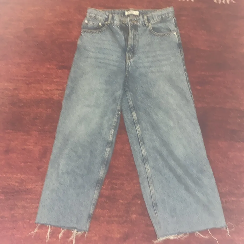 Korta vidbenta jeans. Har använt ungefär 3-4 gånger. Fina. Betalning via Swish!! För mer info, meddela mig :). Jeans & Byxor.