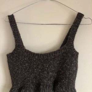 Zara stickad topp - Säljer denna topp från zara då den var för liten, så endast provad! Köpt för 159kr! Helt slutsåld på hemsidan, säljer för 100 ex frakt eller buda uppåt!