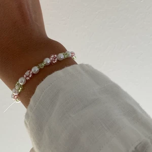 Armband med blommor💕💕 - Super fint! Grönt o rosa💚💗💚💗💚 storlek Xs💚 frakt 12kr, finns matchande ring om man vill köpa till❤️