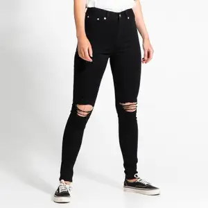 Detta är ett par svarta jeans som är hög midjade. Köpte det för en vecka sen och använder aldrig det för märkte det var lite för stora. Pris lappen och allt är kvar. Köpte det för 200kr och säljer för 120kr