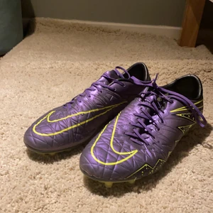 FOTBOLLS SKOR  - Ett par lila Nike skor i storlek 42. Bara använts ett fåtal gånger.
