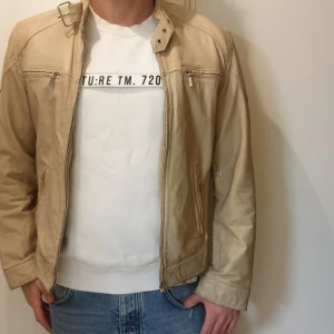 Skinnjacka rocknblue M - Super unik beige skinnjacka som har många år på nacken men sparsamt använd och är svårt att hitta en liknande. Kanon skick