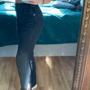 Jeans med slitt ✨ - Skit balla jeans med slitt ifrån nakd, aldrig använda✨ jag är 170 och längden passar prima, frakten ingår i priset💕