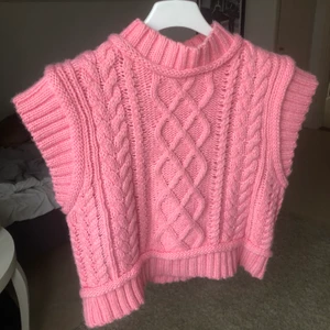 Rosa väst - Rosa väst, använd Max två gånger. Som i nyskick! Helt slutsåld. Högsta bud: 510kr AVSLUTAS PÅ TISDAG 9/3 KL 15🌸