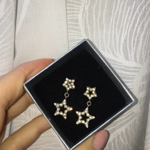 Örhängen  - Jag säljer detta fina örhänge med stjärnor. 