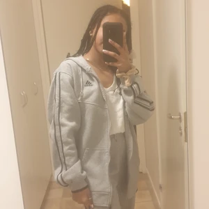Adidas  - Säljer denna finna Adidas setet✌används 1 gång storleken e XXXL men känns som M den har super bra material original priset 1500kr men säljer för 300kr. Frakten ligger på 110 kr .💖köparen står för frakten 💖
