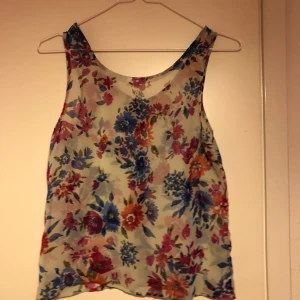 Blommigt linne  - Blommigt och somrigt linne i genomskinligt tunnt material 