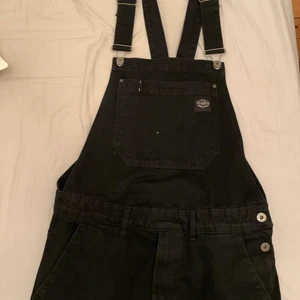 Snickarbyxor svarta  - Byxorna är i storlek M och är stor i storleken. Använda 3 ggr så byxan är i väldigt bra skick                                            Frakt går bra med köparen står för frakten         Nypris ungefär 500                                                           Skriv om ni har några frågor, pris går att diskuteras  