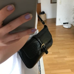 Ormhandväska - Säljer denna jättefina trendiga handväska på grund av att jag använder andra just nu. Den är i nyskick och perfekt att ha över axeln. Kan posta samma dag och köparen står för frakten! 💕