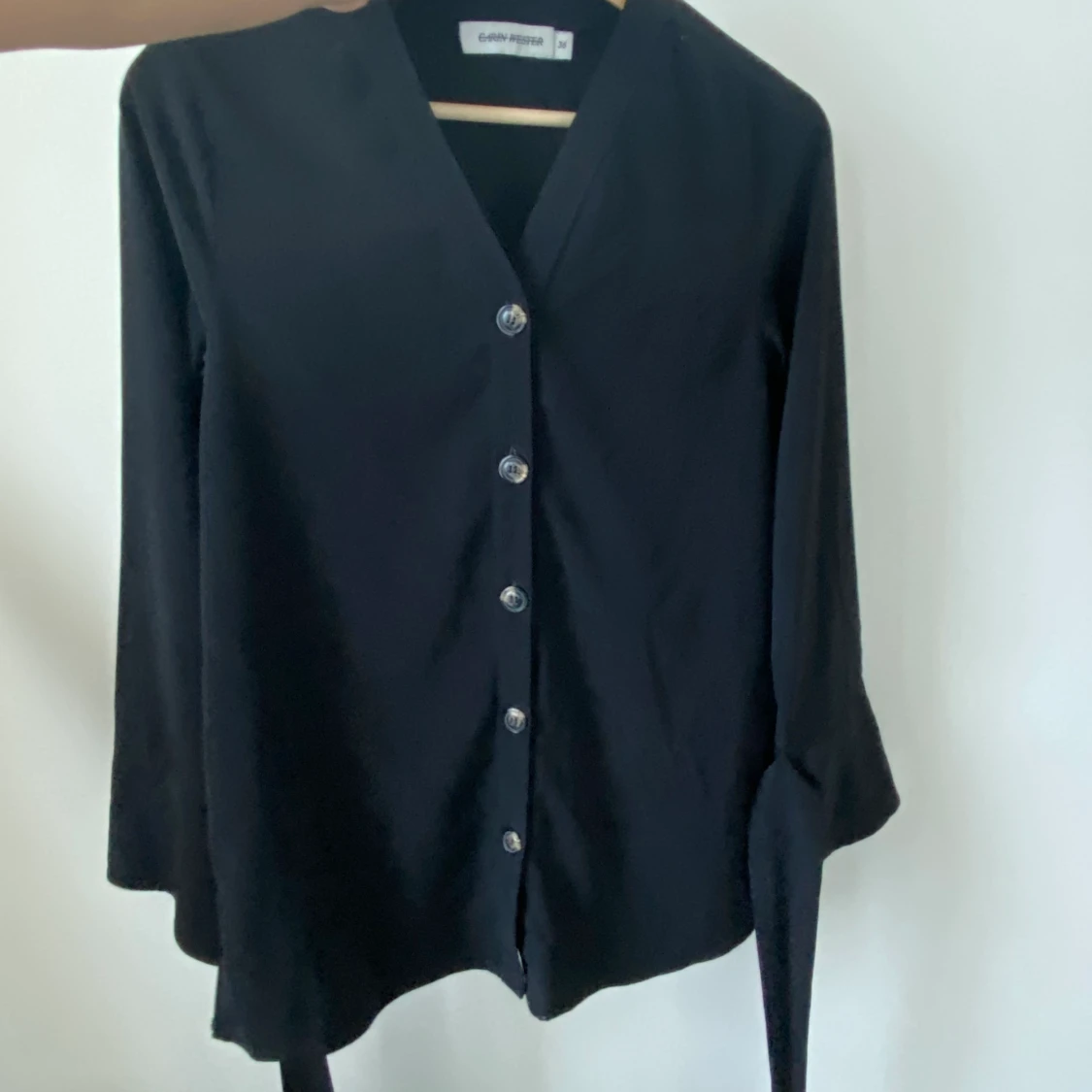 Svart blus med detalj arm - 91