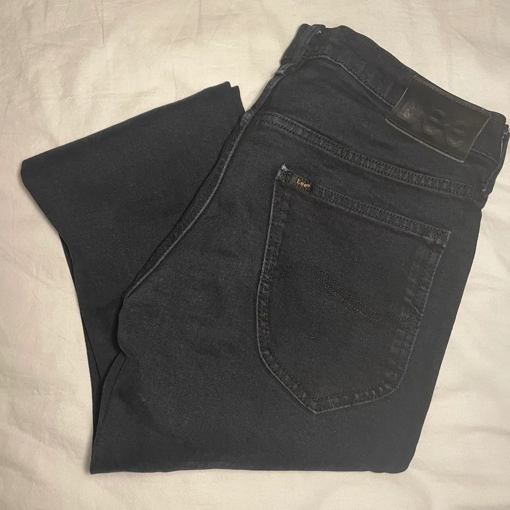Svarta herr Lee Darin Zip Fly Jeans W29 L32, säljs eftersom de är för små :). Jeans & Byxor.