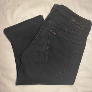 Svarta herr Lee Darin Zip Fly Jeans W29 L32, säljs eftersom de är för små :)