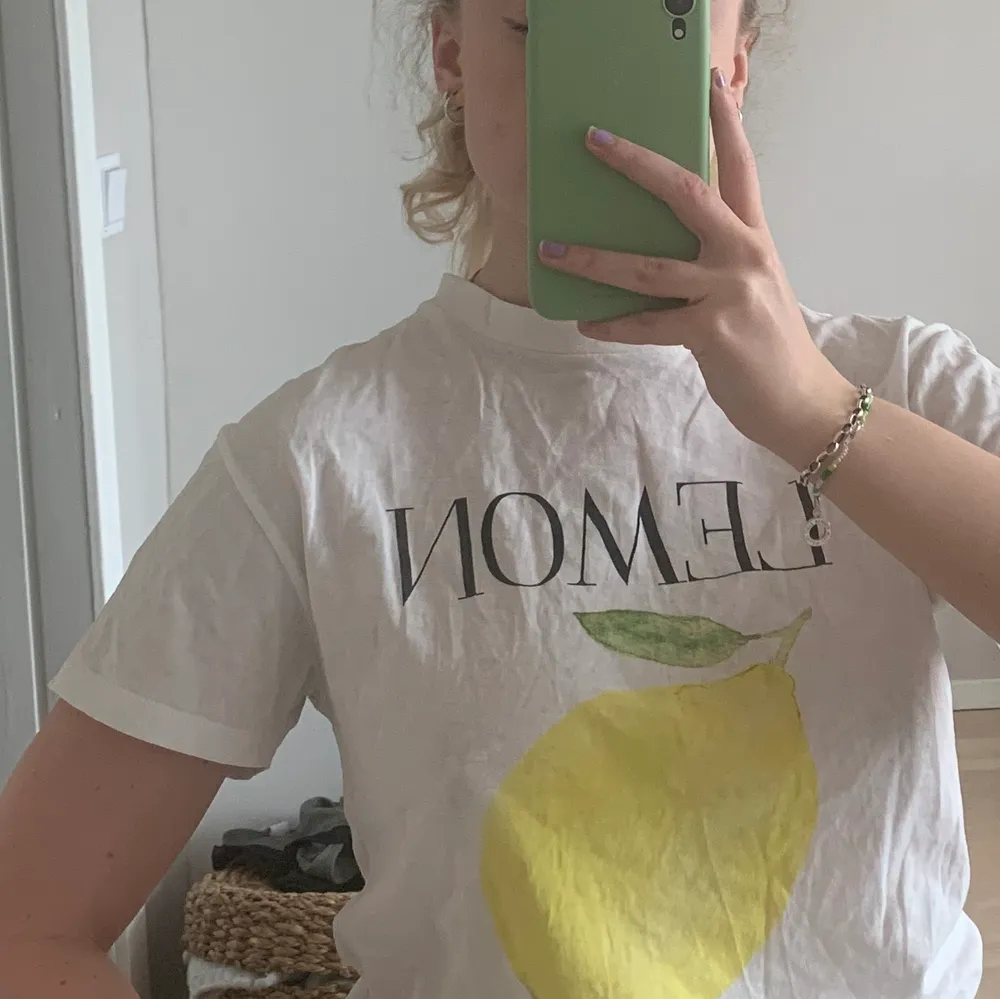 Säljer min T-shirt från Ganni i strl XS. Det är deras tryck  ”lemon”. . T-shirts.