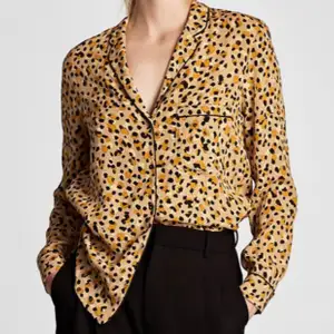 Snygg ”pyjamas” skjorta / tröja från Zara. Bra skick! Strl XS💕 Nypris: ca 400 kr 