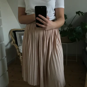 Pastell rosa plisserad kjol - Superfin vårig kjol. I färgen pastell/gammel rosa. Strl 34 men passar även 36/ 38. 70kr elr högst bjudande🌸 köpare står för frakt.