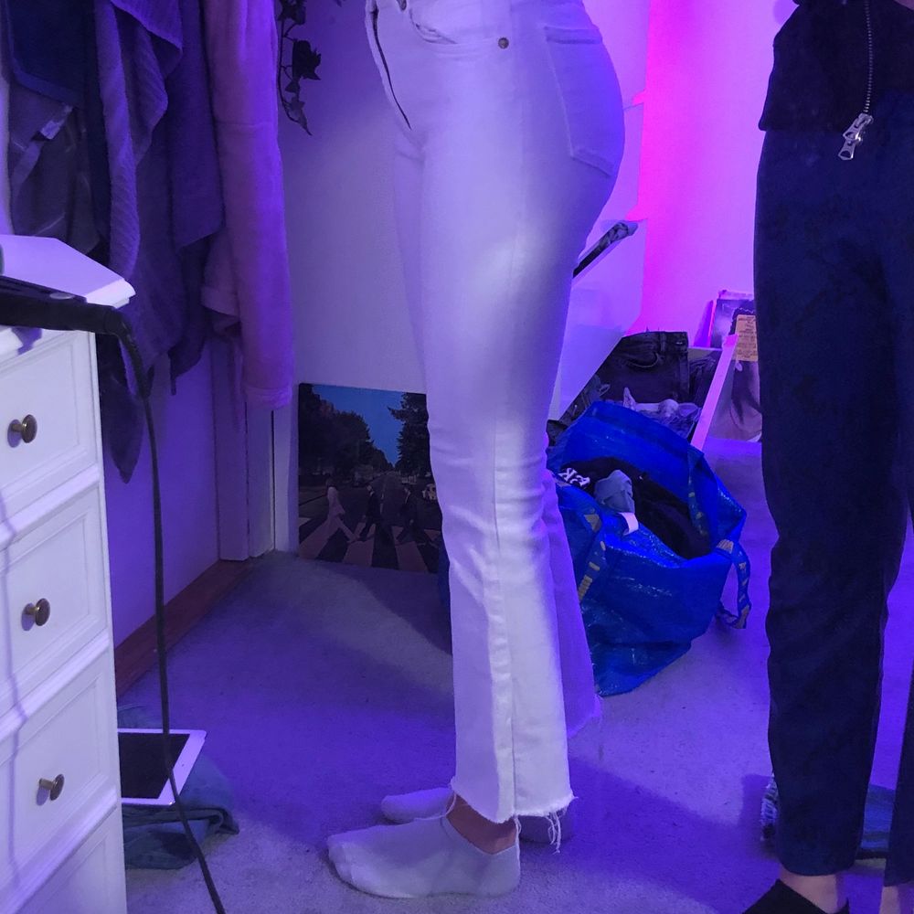 Vita jeans från zara som är kort i modellen med utsvängning nedtill. Storleken är 34.. Jeans & Byxor.