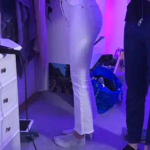 Vita jeans från zara som är kort i modellen med utsvängning nedtill. Storleken är 34.