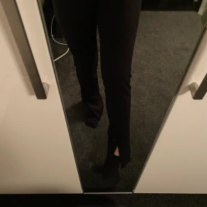 Kostymbyxor - Svarta kostymbyxor från monki med sluta längst ner. Storlek 36