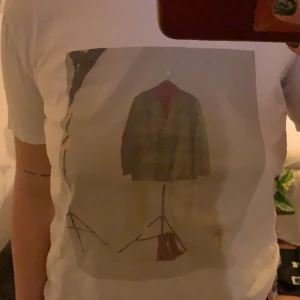 vit t-shirt med coolt tryck - verkligen en jättefin t-shiit med ett super fint tryck på. färgen på trycket har försvunnit lite från när man tvättar den men tycker nästan att den är coolare såhär.💓 är i storlek S