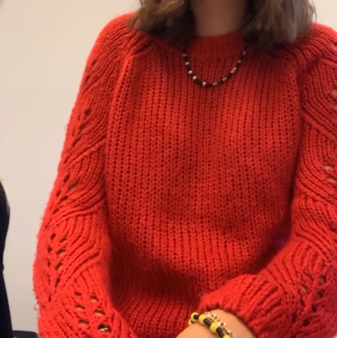 stickad röd tröja