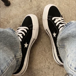 Converse - Super snygga Converse i storlek 37,5, fint skick endast använda få gånger. Tar bud från 50kr köp direkt för 450 BUD JUST NU-350