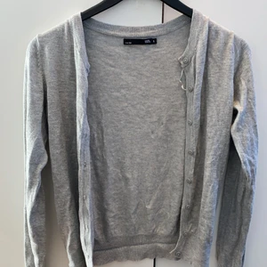 Grå kofta  - En grå kofta storlek S. Gratis frakt 