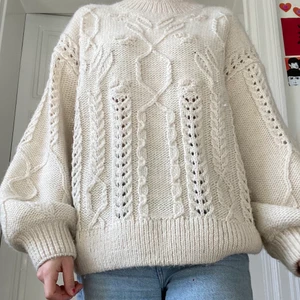 Stickad tröja  - En snygg stickad tröja från & Other Stories! Jag använder inte den här för jag har så många stickade tröjor. Katt och hund finns i hem☺️ frakt tillkommer!