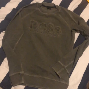 2 äkta huga boss tröjor  - Säljer för att de inte finns nån användning för dom. Den gula är storlek M och den gröna S och de är herr modell. 1200 för båda. Båda tröjorna är hela och fräscha och knappt använda med, den gröna vart bara en dålig bild.