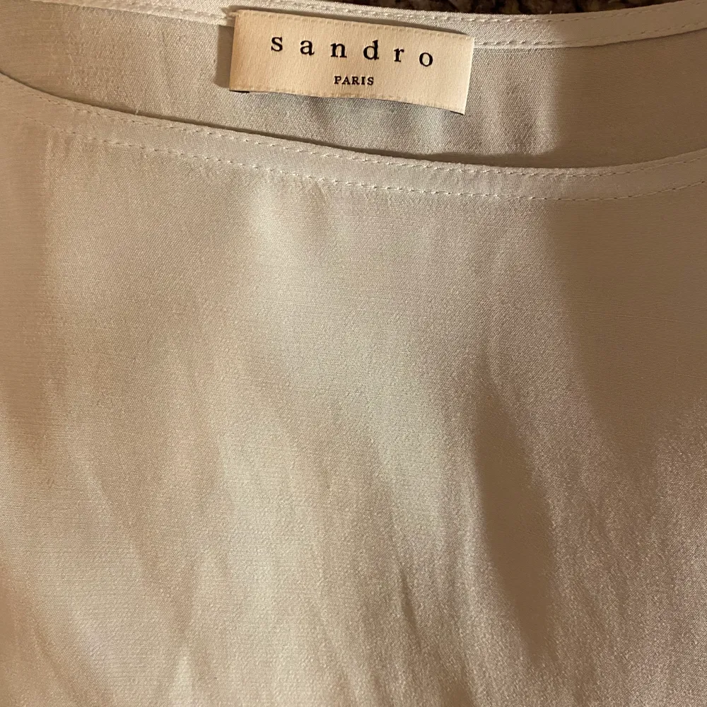 Säljer min blus från sandro som aldrig är använd💞 storlek 0, säljer för 450kr🙌🏼. Toppar.