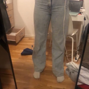 Monki  - Jag säljer mina ljusblåa monki jeans i storlek 28!! Jag säljer dessa för 220kr inklusive frakt!! Jätte fina jeans 