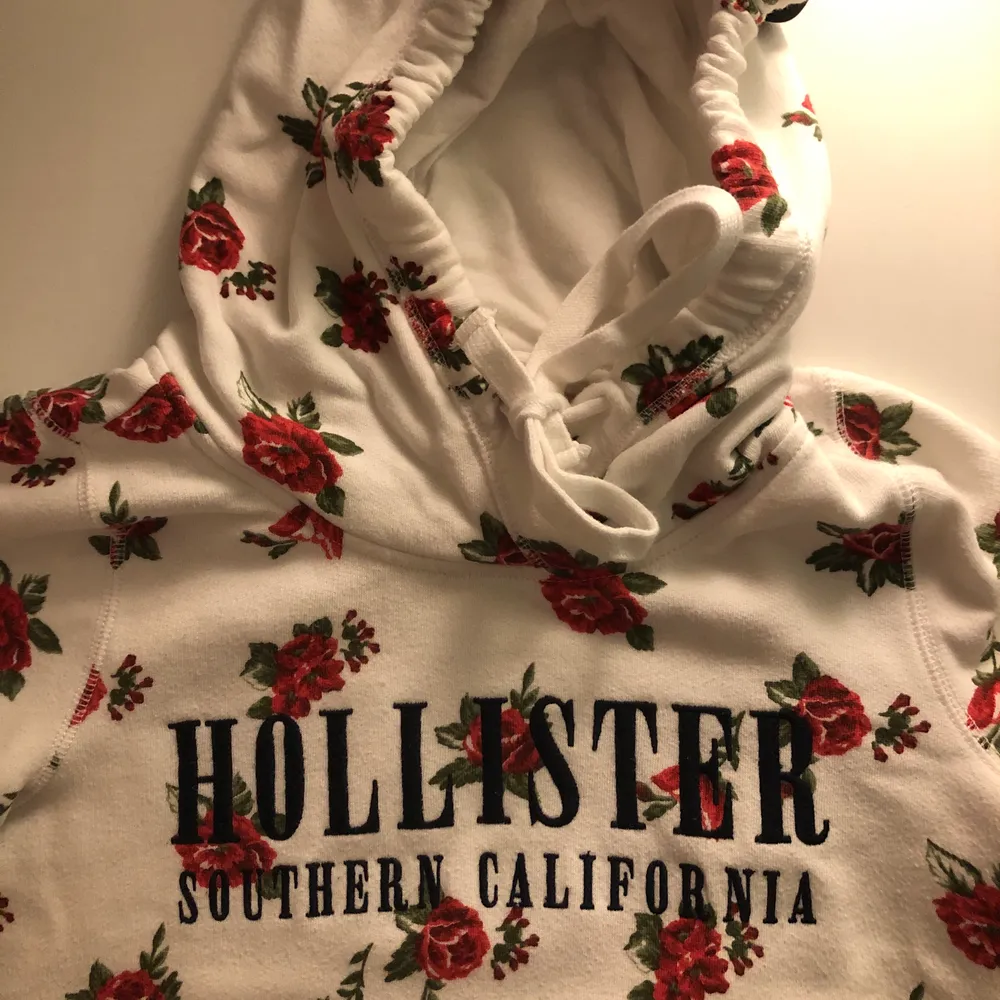 Säljer denna sjukt fina Hollister hoodie! Originalpris 500kr. Skriv vid frågor eller om du vill ha fler bilder! . Hoodies.