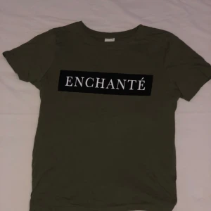 Grön t-shirt med tryck, strl S - Grön t-shirt med tryck från ginatricot i strl S. Endast testad, nyskick. En aning ljusare grön än vad som framkommer på bild, bild 3 motsvarar den ”riktiga” färgen. 50kr + frakt