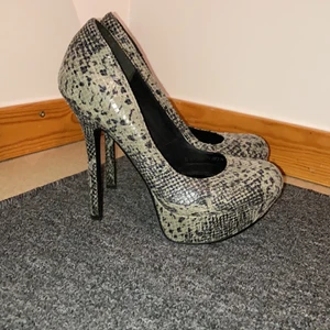 Snake pumpa - Klackskor från din sko med orm mönster Storlek 38 men funkar på 37 oxå