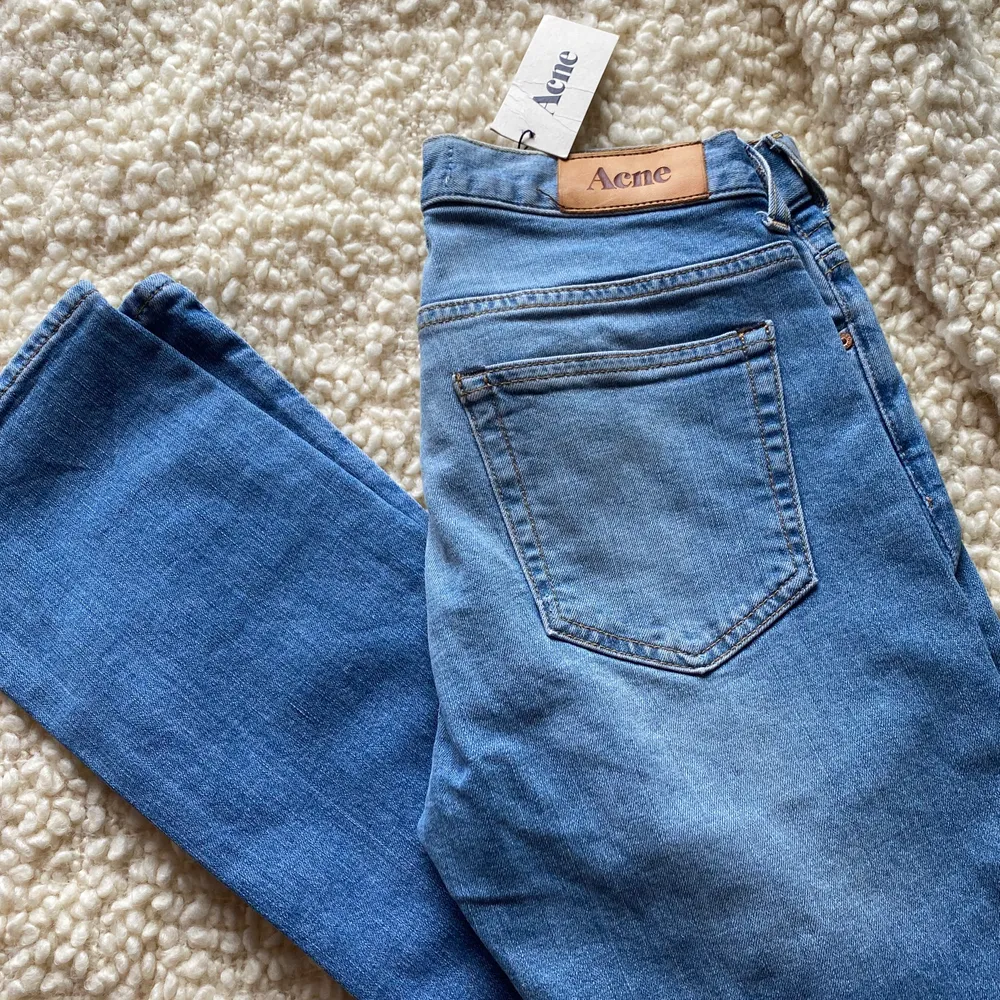 Helt nya, endast provade, har blivit kvar i garderoben för länge då de inte är min passform. Kontakta mig gärna för mer info :) Nypris 1299kr. Jeans & Byxor.