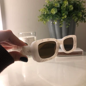 Solglasögon  - Riktigt nice solglasögon som aldrig kommit till användning. Rektangulära i färgen Pearl white. Frakt tillkommer!🌻