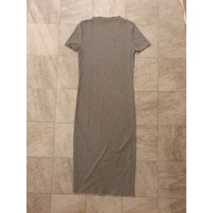 Grå midi klänning M - Snygg grå midi klänning i M som är alltid bra att ha i garderoben (jag har för många så jag säljer den här). Den är stretchig och tunn, så den är perfekt för varmare dagar 🌸 Styla den klackar eller sneakers, den passar med det mesta 😍 Jag är 170 och den når precis ovanför knäna! 