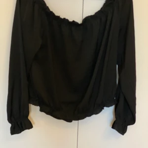 Axel blus  - Snygg blus från Bikbok, sparsamt använd! Lite kortare vid magen, går att ha både vid axlarna och som en vanlig blus 