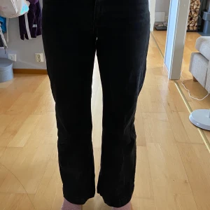 Svarta jeans från Carin Wester - Ett par svarta jeans från Carin Wester. Jeansen är en blanding mellan vida och bootcut. Fotade på min syster som är 176 cm och på henne passar de bra. Bra skick förutom svaga vita ”streck” som de fått från tvätten. Är dock jämna över benen så ser ut som ett coolt mönster. Syns dock väldigt lite