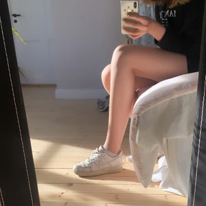 nike airforce1  - jag säljer nu mina airforce1 som är 3 år gamla , de är inte i bra skick och därav priset. insidan av skon är hyfsat sliten och även utsidan men skulle UTAN PROBLEM gå och fixa till dem snygga igen , med nya skosnören, en tvätt och nya sulor ! ❤️