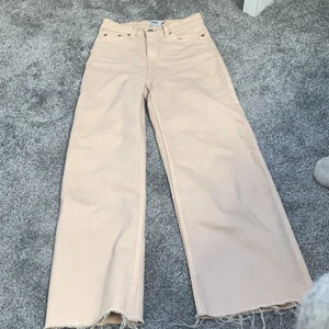 Ett par jeans från lager 157 i storlek xxs  - Jeans från lager 157 i storlek xxs och är i väldigt bra skick.  Använda några fåtal gånger. Köparen står för frakten🥰 kan mötas upp i Löddeköpinge men också postas