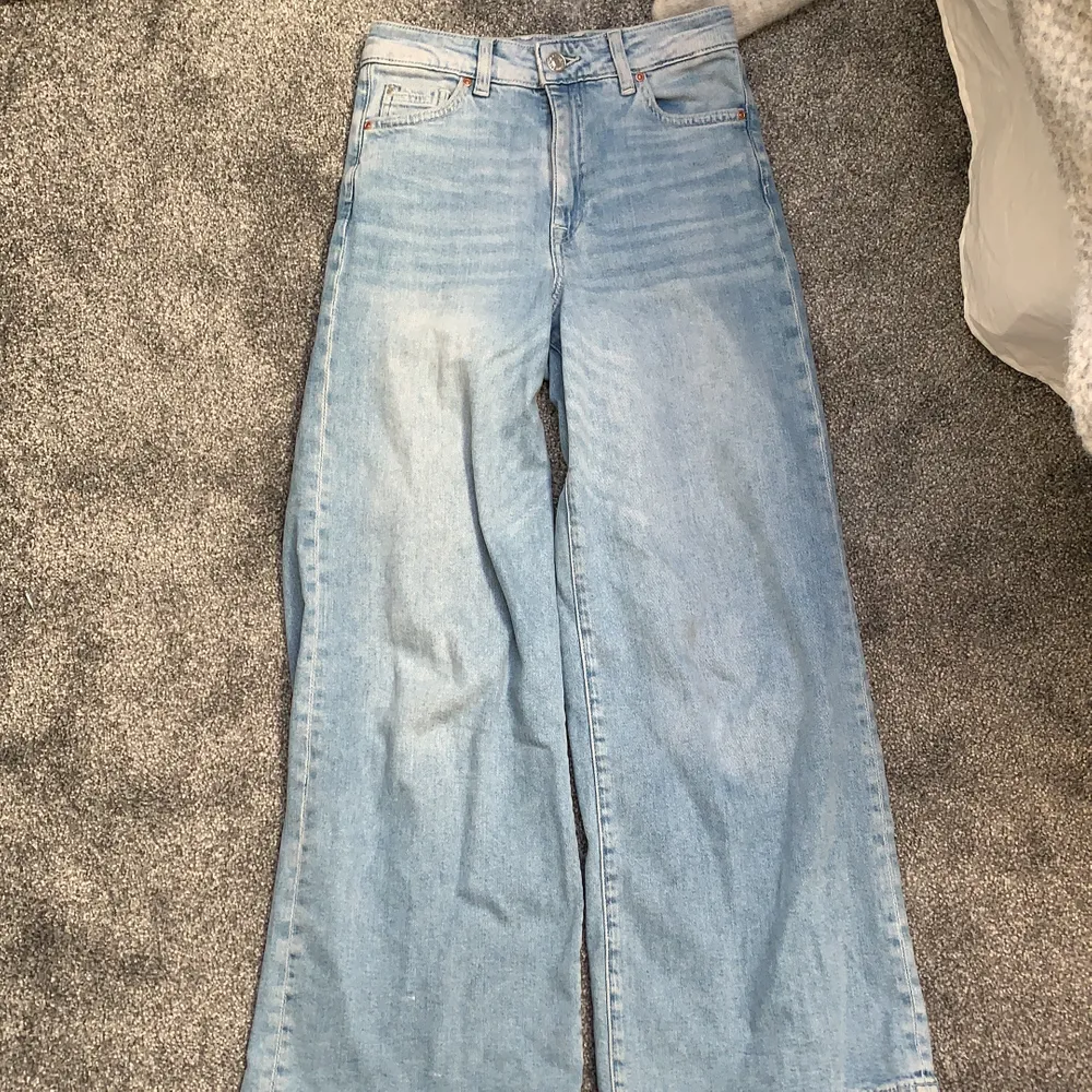 Ett par jeans från hm och är i storlek 32. Jeansen är vida och är i bra skick. Köpta för 300kr .Köparen står för frakten🥰 kan mötas i Löddeköpinge men kan också postas. Jeans & Byxor.