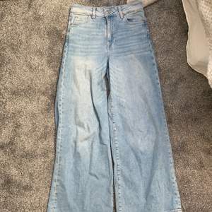 Ett par jeans från hm och är i storlek 32. Jeansen är vida och är i bra skick. Köpta för 300kr .Köparen står för frakten🥰 kan mötas i Löddeköpinge men kan också postas