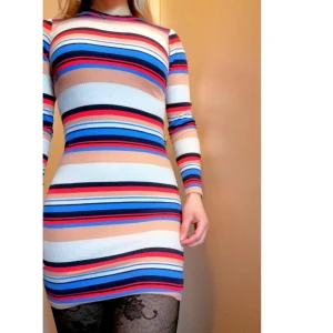 Randig klänning - Randig, ribbad klänning från Bik Bok i storlek xs. Snygg, tight passform, utan slitningar eller annat slitage, så i bra skick. Säljer då jag tyvärr inte längre har användning för den☺️