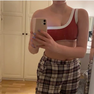 Bikini  - Super snygg bikiniöverdel som tyvärr blivit för liten för mig, endast använd fåtal gånger❤️ hör av er vid frågor!