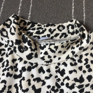 Leopardmönstrad tröja - Köpt från New Yorker, storlek S, väldigt stretchig och mjuk i materialet, långärmad med en liten krage, helt oanvänd och är i mycket bra skick!!